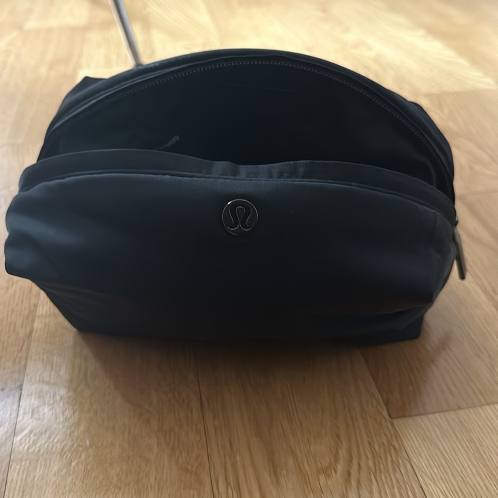 Lululemon puffer makeup bag